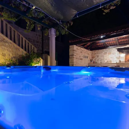 Vikendica Seafront W Jacuzzi 5 Meters From