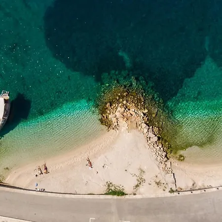 Vikendica Seafront W Jacuzzi 5 Meters From Sumartin
