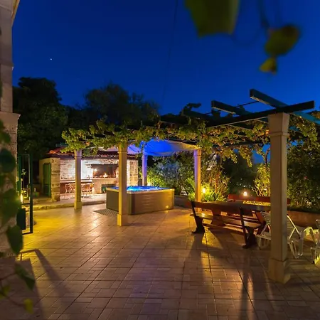 Vikendica Seafront W Jacuzzi 5 Meters From