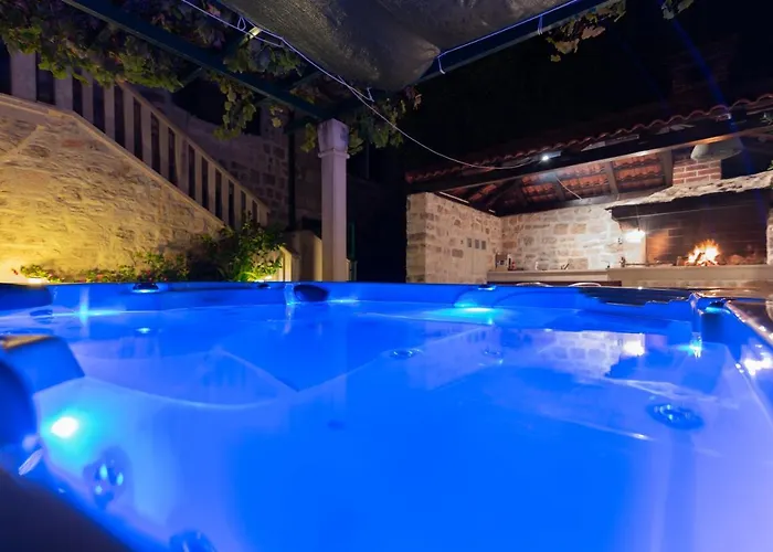 Vikendica Seafront W Jacuzzi 5 Meters From