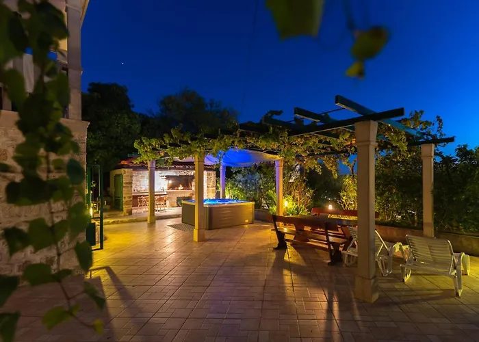 Vikendica Seafront W Jacuzzi 5 Meters From